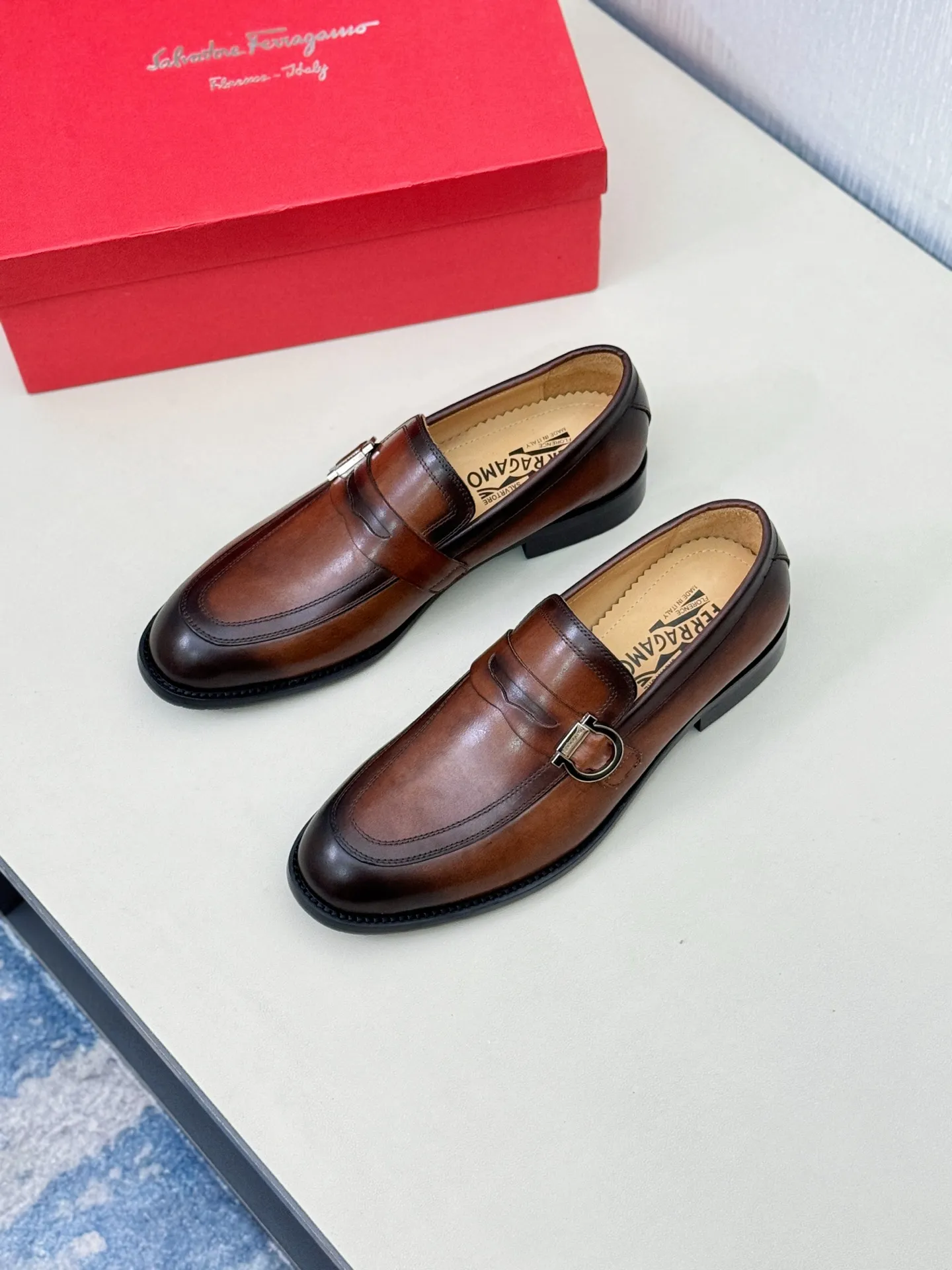 [Ferragamo] P: 560💰 Number of yards: 38~44 (45 orders are non-returnable) Ferragam's new men's formal leather shoes, the fabric is made of imported cowhide, with visible texture, heavy-duty stitching, dyed calfskin inside, standard logo cowhide feet, big-name experience, soft and comfortable on the feet, a men's favorite, special non-slip and wear-resistant rubber soles, easy to handle various occasions, with original box packaging!